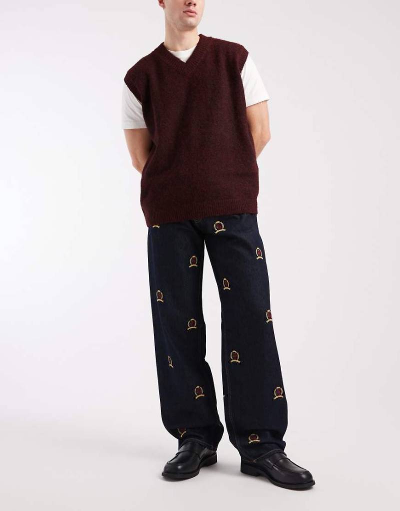 Tommy Jeans - Jamie - Gerade geschnittene Relaxed-Fit-Jeans in dunkler Waschung mit Wappen-Logomuster-Marineblau von Tommy Jeans