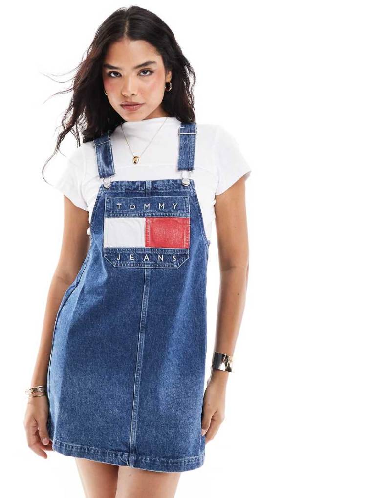 Tommy Jeans - Jeans-Latzkleid in mittlerer Waschung mit Retro-Flagge-Blau von Tommy Jeans
