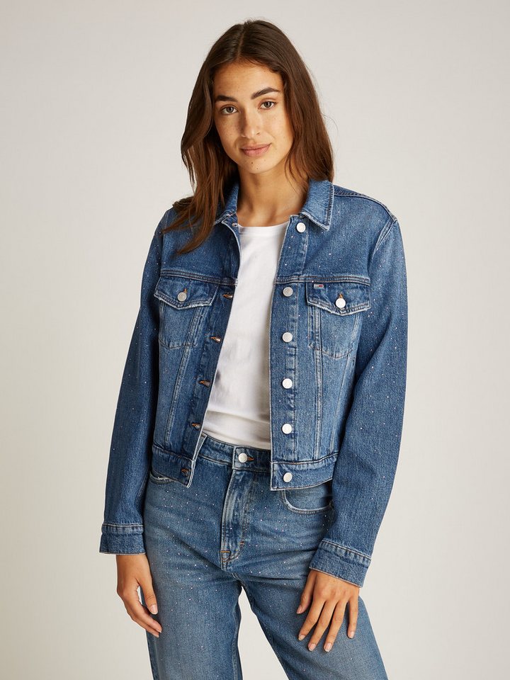 Tommy Jeans Jeansjacke CLASSIC TRUCKER JACKET AI6136 mit typischen Trucker Details, mit Schmucksteinen von Tommy Jeans