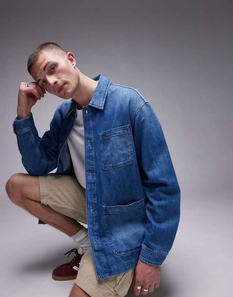 Tommy Jeans - Jeansjacke im Chore-Look in verwaschenem Mittelblau von Tommy Jeans