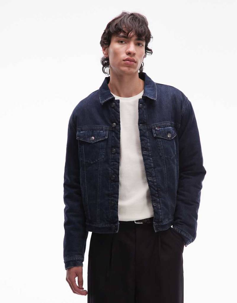 Tommy Jeans - Jeansjacke in blauschwarzer Waschung mit Teddyfell-Futter Tommy Jeans - Jeansjacke in blauschwarzer Waschung mit Teddyfell-Futter von Tommy Jeans