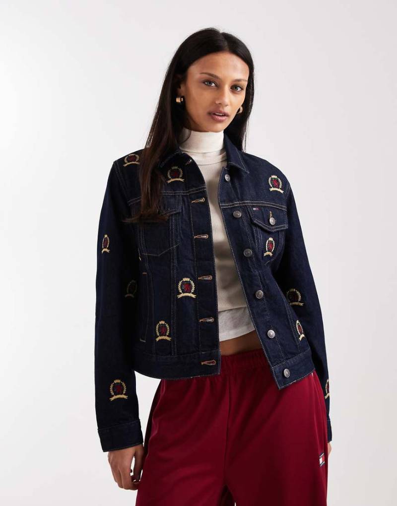 Tommy Jeans - Jeansjacke in dunkler Indigo-Waschung mit durchgehendem Wappenprint-Marineblau von Tommy Jeans