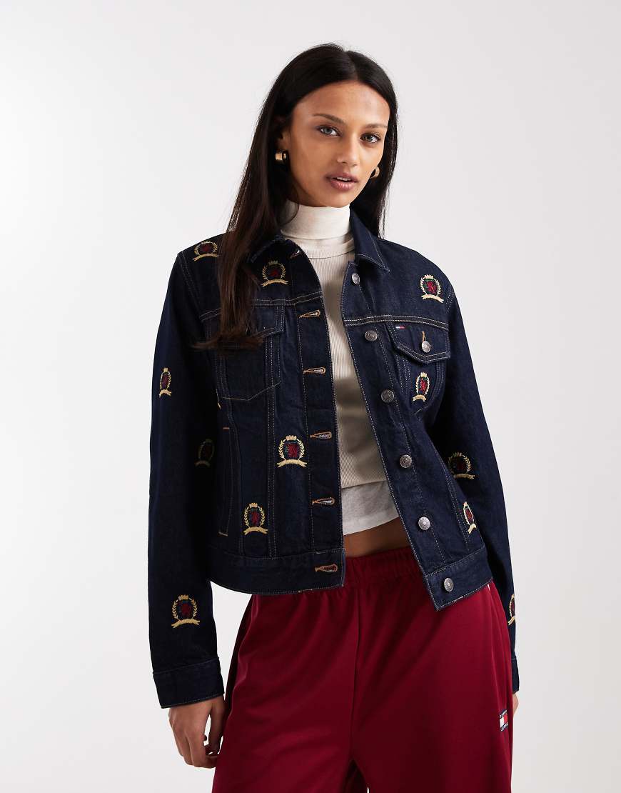 Tommy Jeans - Jeansjacke in dunkler Indigo-Waschung mit durchgehendem Wappenprint-Marineblau von Tommy Jeans