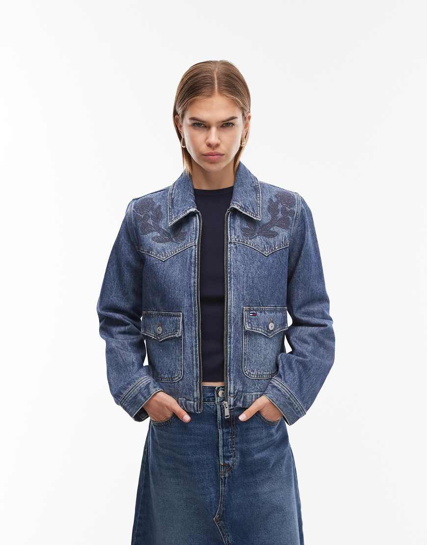Tommy Jeans - Jeansjacke in dunkler Waschung mit Blumenmuster-Marineblau Tommy Jeans - Jeansjacke in dunkler Waschung mit Blumenmuster-Marineblau von Tommy Jeans