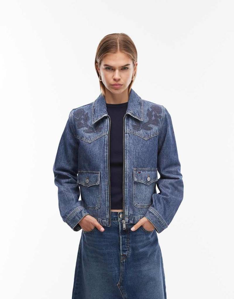 Tommy Jeans - Jeansjacke in dunkler Waschung mit Blumenmuster-Marineblau von Tommy Jeans