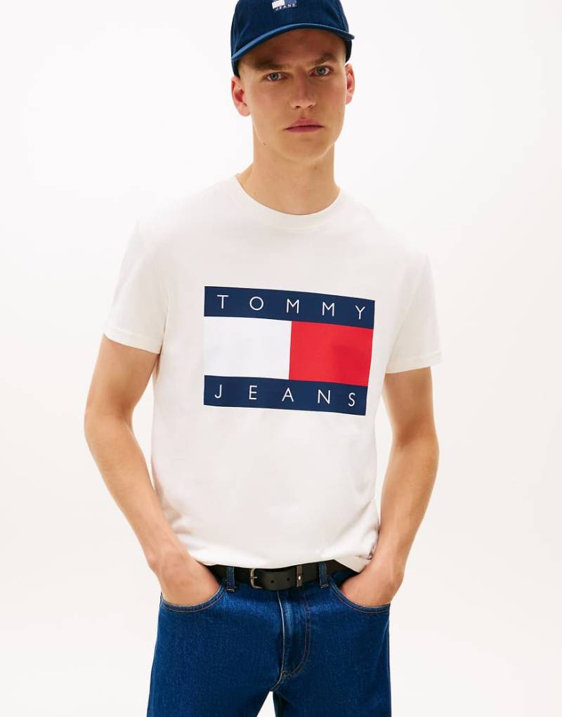 Tommy Jeans - Jersey-T-Shirt in Beige mit Flag-Aufnäher und Rundhalsausschnitt-Weiß von Tommy Jeans