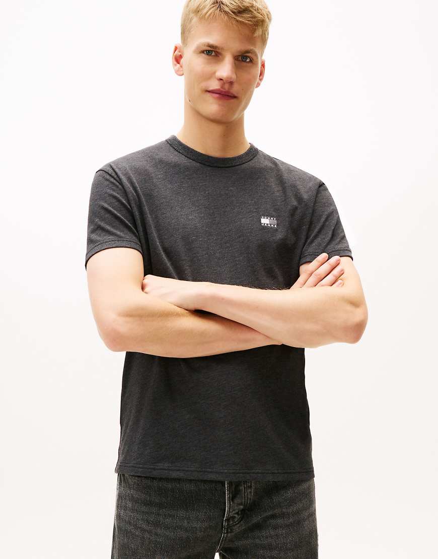 Tommy Jeans - Jersey-T-Shirt in Schwarz mit farblich abgestimmtem Tommy-Aufnäher von Tommy Jeans