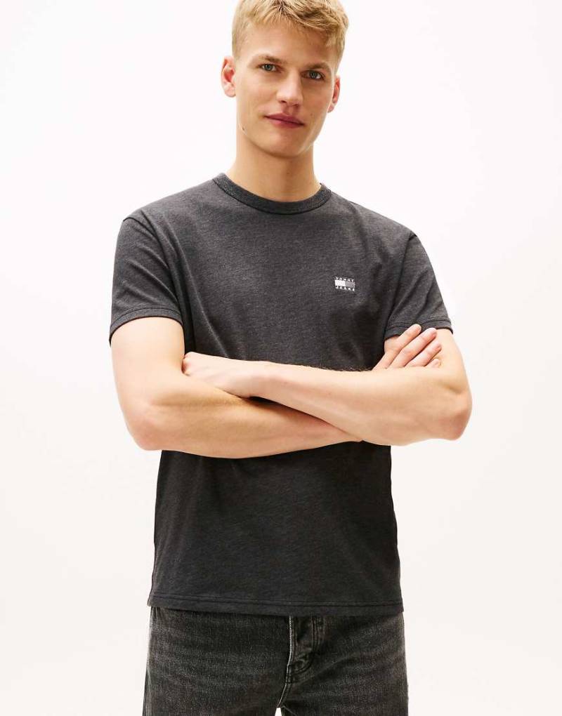 Tommy Jeans - Jersey-T-Shirt in Schwarz mit farblich abgestimmtem Tommy-Aufnäher von Tommy Jeans