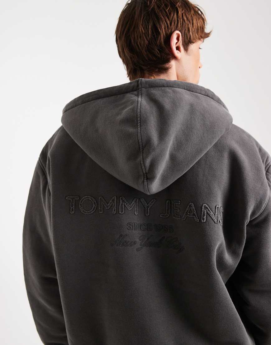 Tommy Jeans - Kapuzenjacke in verwaschenem Schwarz mit Flag-Logo und Reißverschluss von Tommy Jeans