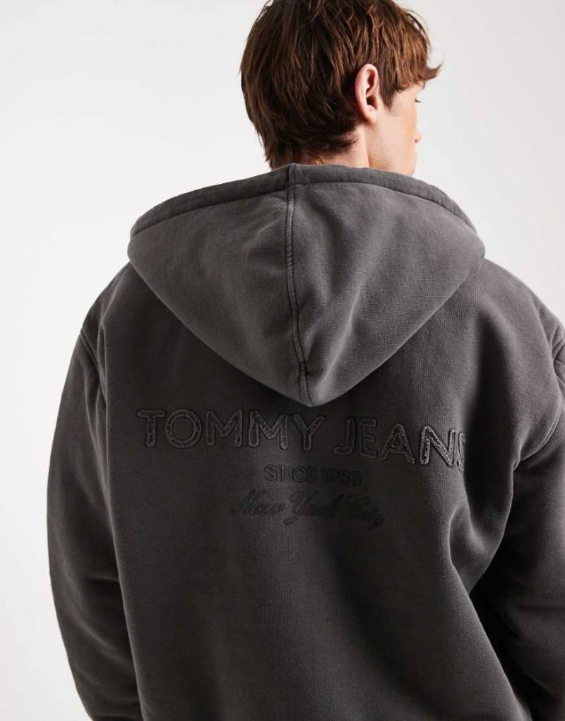 Tommy Jeans - Kapuzenjacke in verwaschenem Schwarz mit Flag-Logo und Reißverschluss von Tommy Jeans