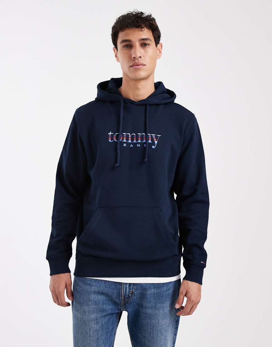 Tommy Jeans - Kapuzenpullover in Marineblau mit mittigem Logoprint mit Farbverlauf von Tommy Jeans