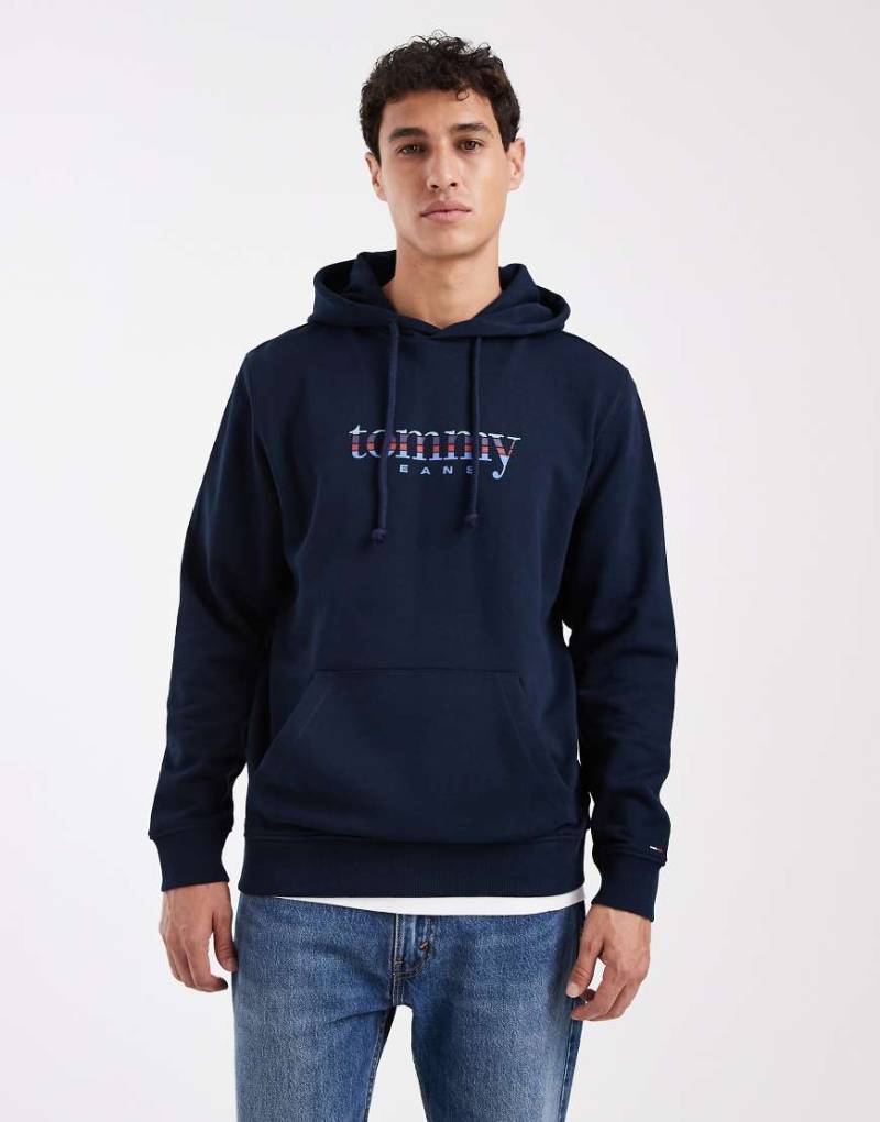 Tommy Jeans - Kapuzenpullover in Marineblau mit mittigem Logoprint mit Farbverlauf von Tommy Jeans
