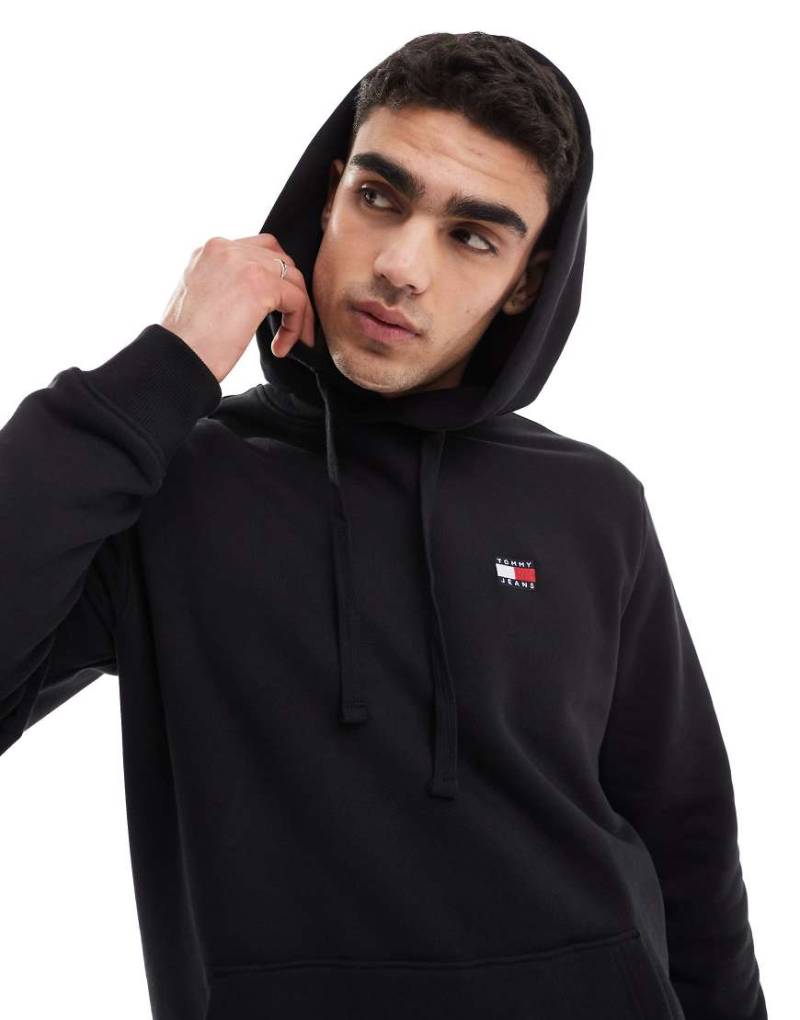 Tommy Jeans - Kapuzenpullover in Schwarz mit Logo-Aufnäher von Tommy Jeans