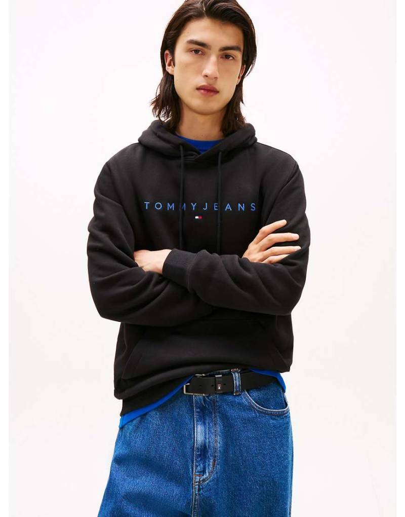 Tommy Jeans - Kapuzenpullover in Schwarz mit linearer Logostickerei und Kängurutasche von Tommy Jeans
