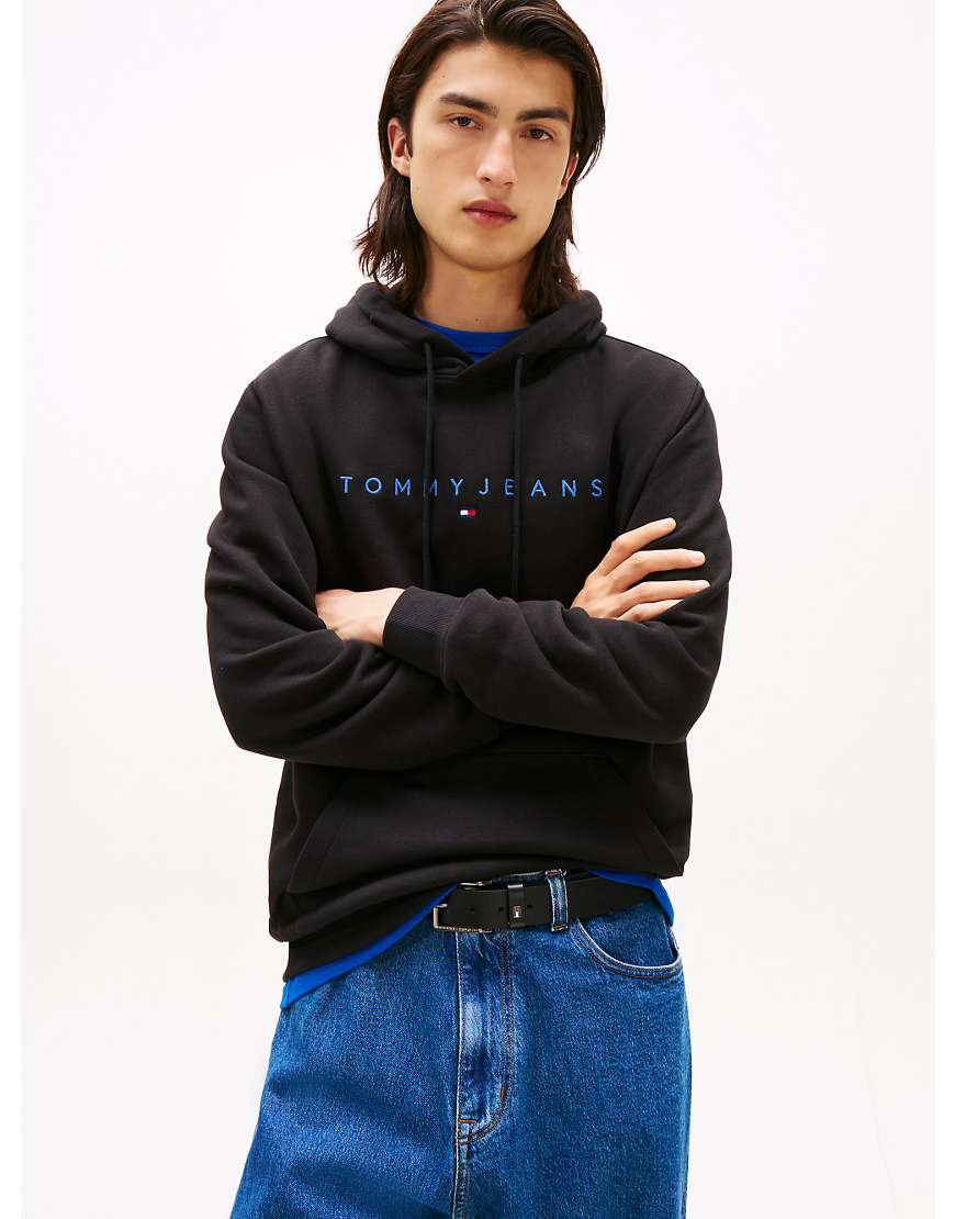 Tommy Jeans - Kapuzenpullover in Schwarz mit linearer Logostickerei und Kängurutasche von Tommy Jeans
