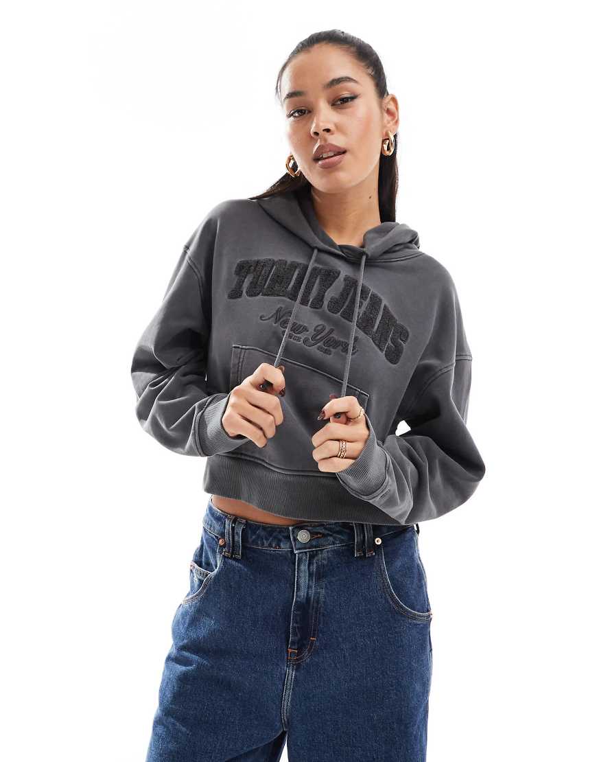 Tommy Jeans - Kurzer Kapuzenpullover in verwaschenem Grau mit Logo von Tommy Jeans