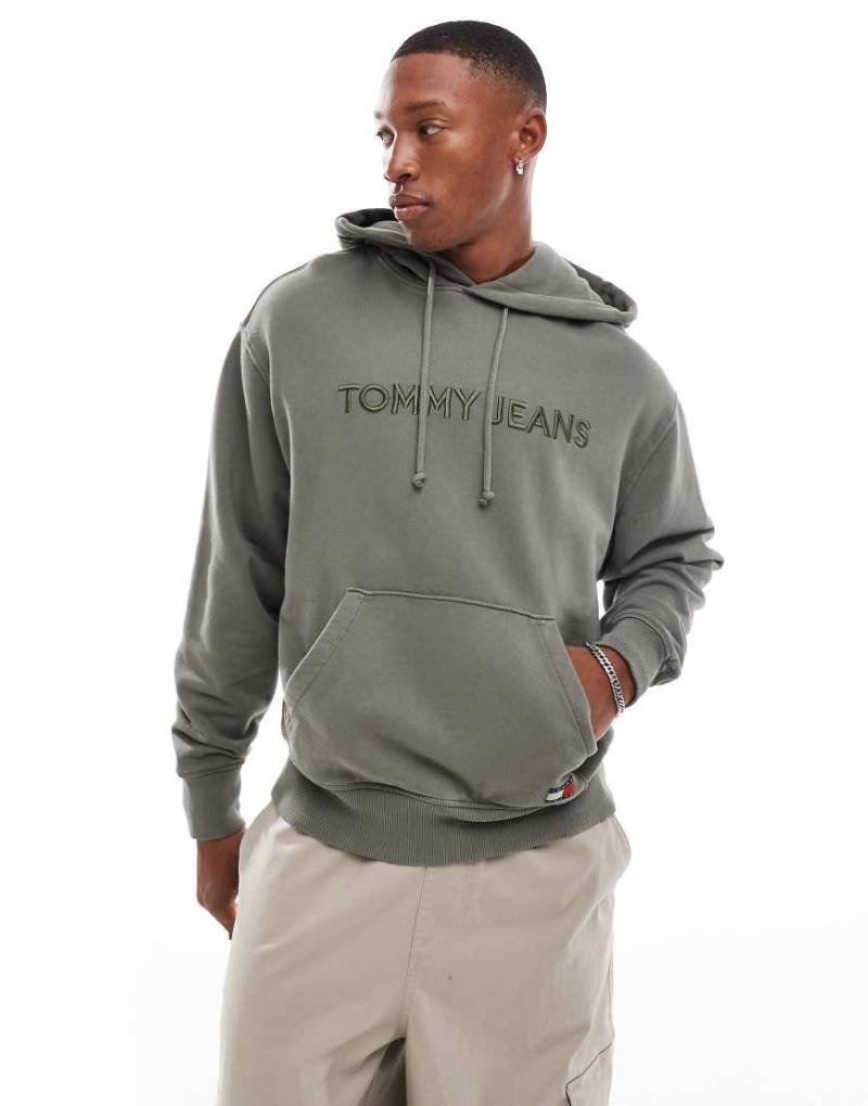 Tommy Jeans - Kapuzenpullover in verwaschenem Khaki mit linearem, farblich abgestimmtem Logo-Grün von Tommy Jeans