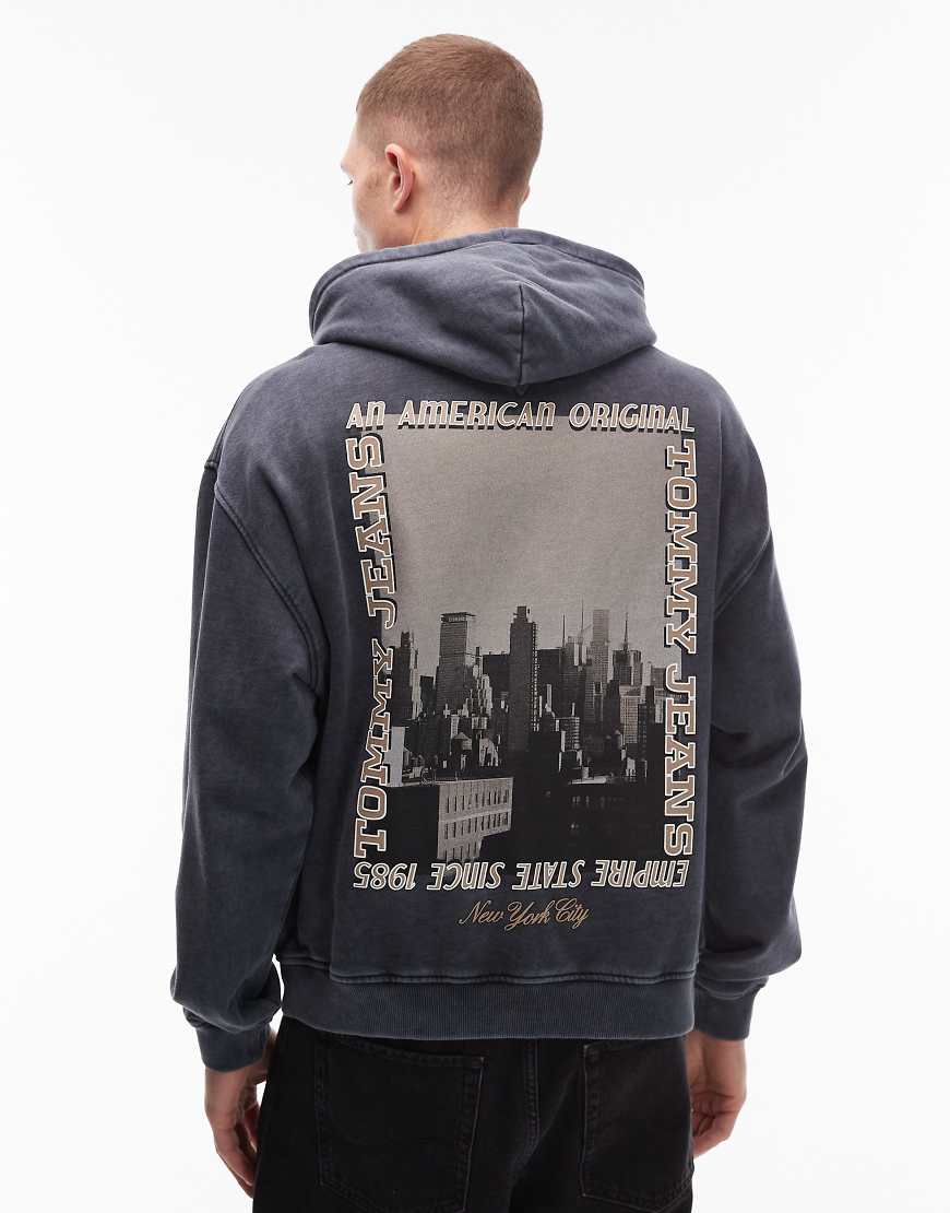 Tommy Jeans - Kapuzenpullover in verwaschenem Schwarz mit Fotoprint auf der Rückseite von Tommy Jeans