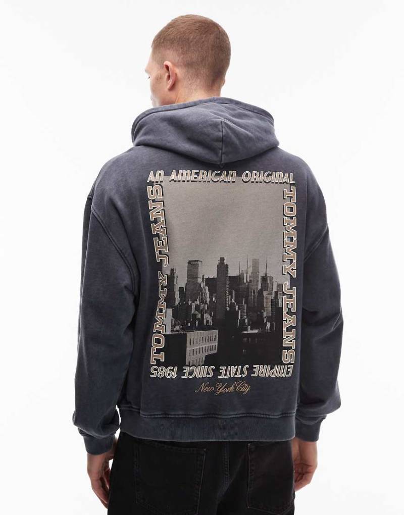 Tommy Jeans - Kapuzenpullover in verwaschenem Schwarz mit Fotoprint auf der Rückseite von Tommy Jeans