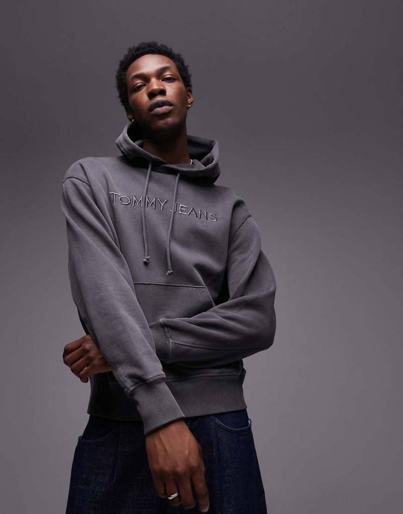 Tommy Jeans - Kapuzenpullover in verwaschenem Schwarz mit farblich abgestimmtem Logo von Tommy Jeans