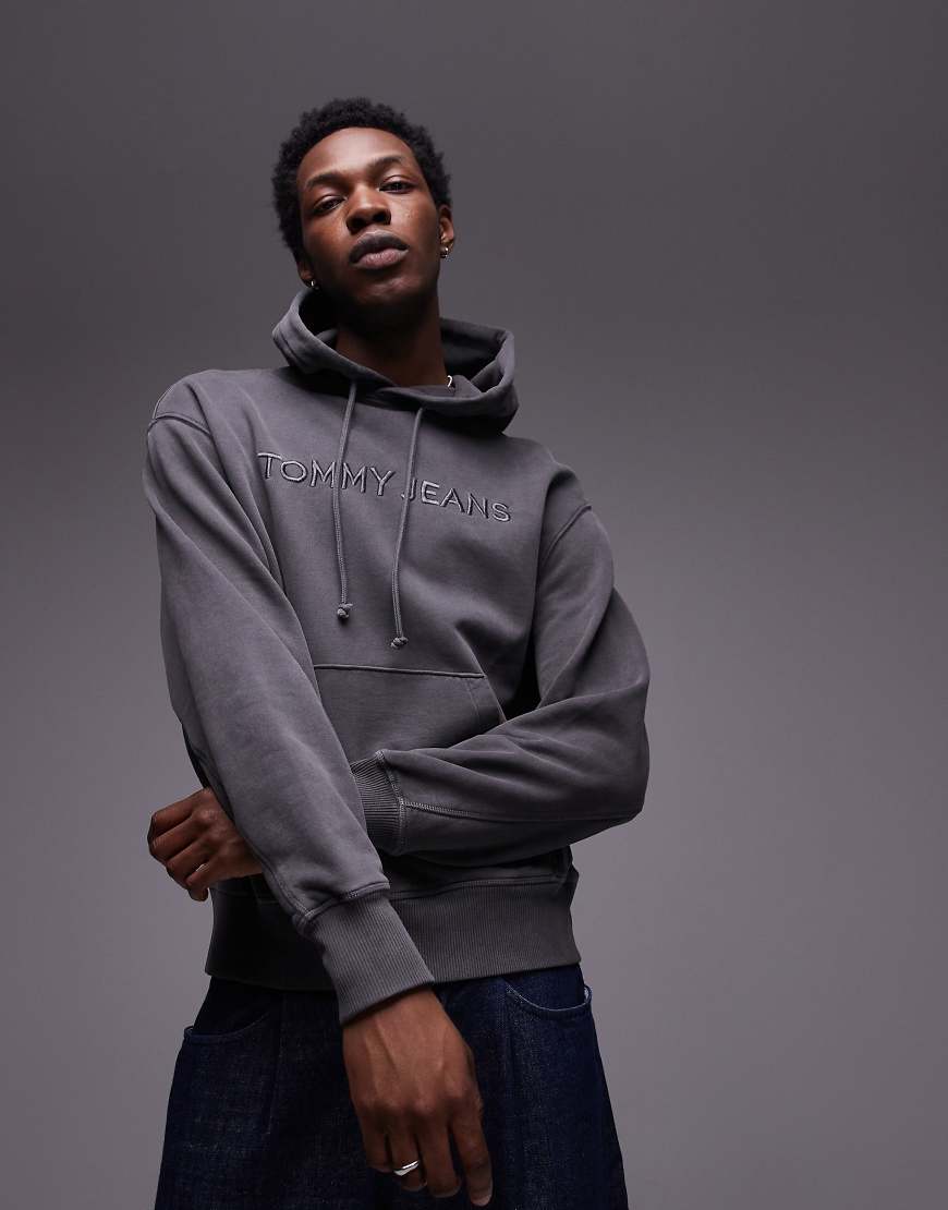Tommy Jeans - Kapuzenpullover in verwaschenem Schwarz mit farblich abgestimmtem Logo von Tommy Jeans