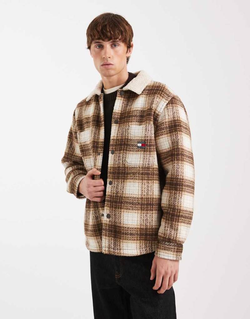 Tommy Jeans - Karierte Teddyfell-Hemdjacke in Braun mit Logodetail auf der Brust-Brown von Tommy Jeans