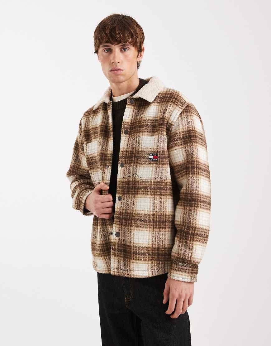 Tommy Jeans - Karierte Teddyfell-Hemdjacke in Braun mit Logodetail auf der Brust-Brown von Tommy Jeans