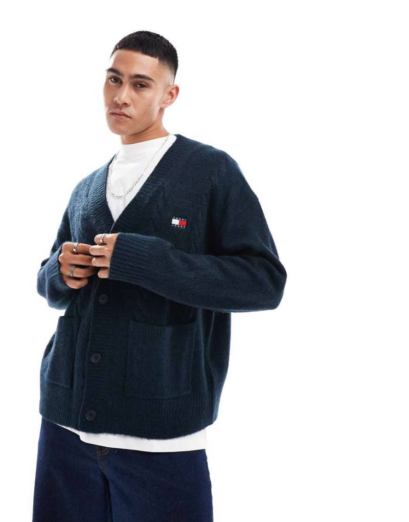 Tommy Jeans - Kastige Strickjacke in Marineblau mit Zopfmuster und Aufnäher von Tommy Jeans