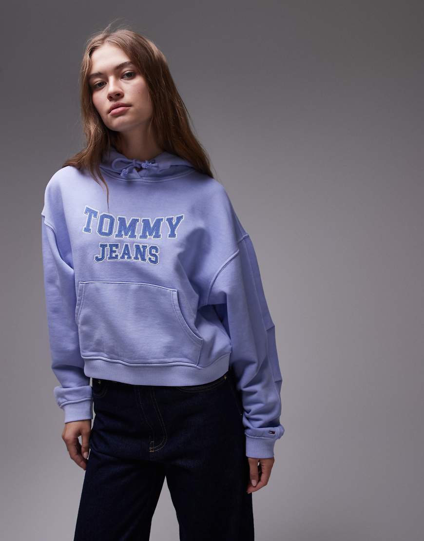 Tommy Jeans - Kastiger Kapuzenpullover in Blau mit College-Logo von Tommy Jeans