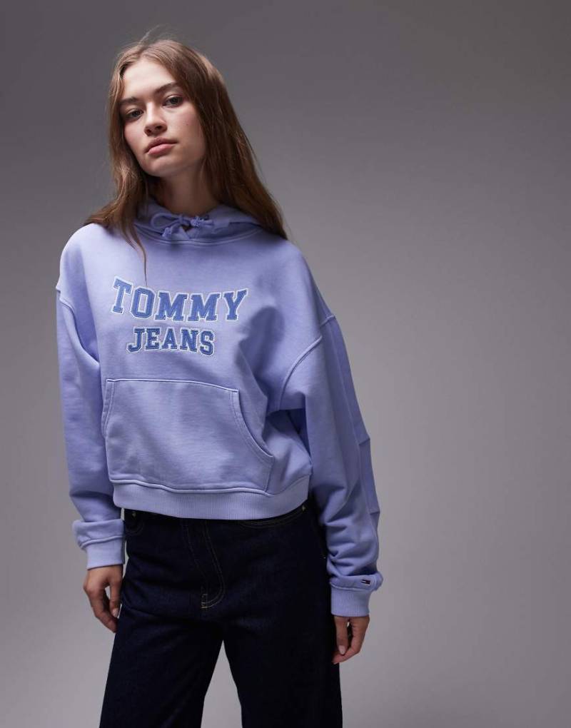 Tommy Jeans - Kastiger Kapuzenpullover in Blau mit College-Logo von Tommy Jeans