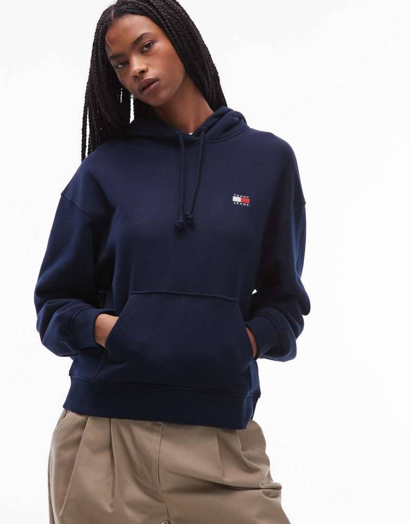 Tommy Jeans - Kastiger Kapuzenpullover in Marineblau mit Logo-Aufnäher von Tommy Jeans