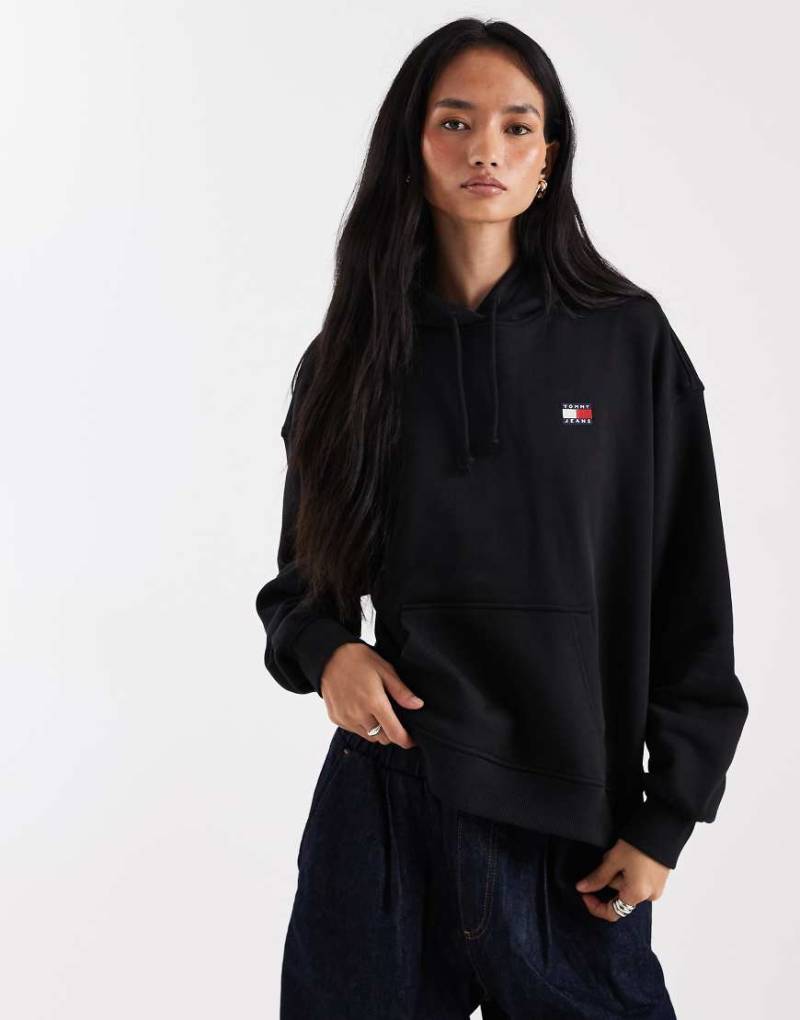 Tommy Jeans - Kastiger Kapuzenpullover in Schwarz mit Aufnäher von Tommy Jeans