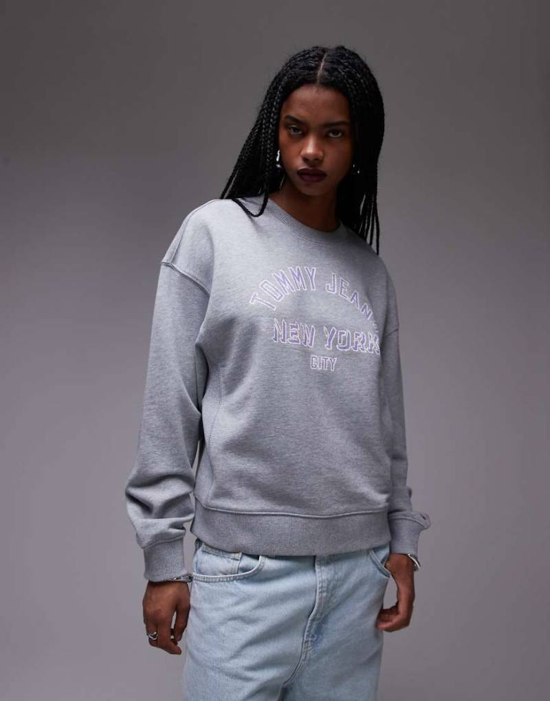 Tommy Jeans - Kastiger Pullover in Grau mit College-Logo und Rundhalsausschnitt von Tommy Jeans