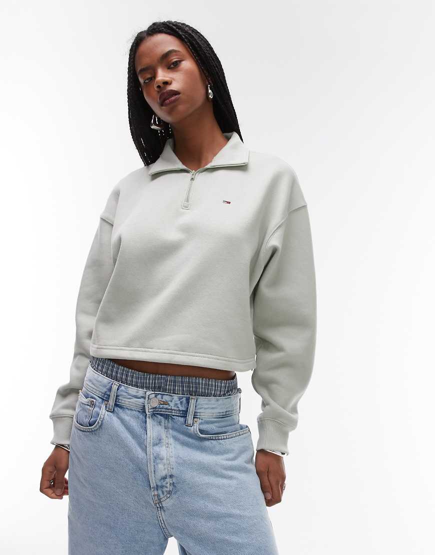Tommy Jeans - Kastiger Pullover in Salbeigrün mit kurzem Schnitt und kurzem Reißverschluss von Tommy Jeans