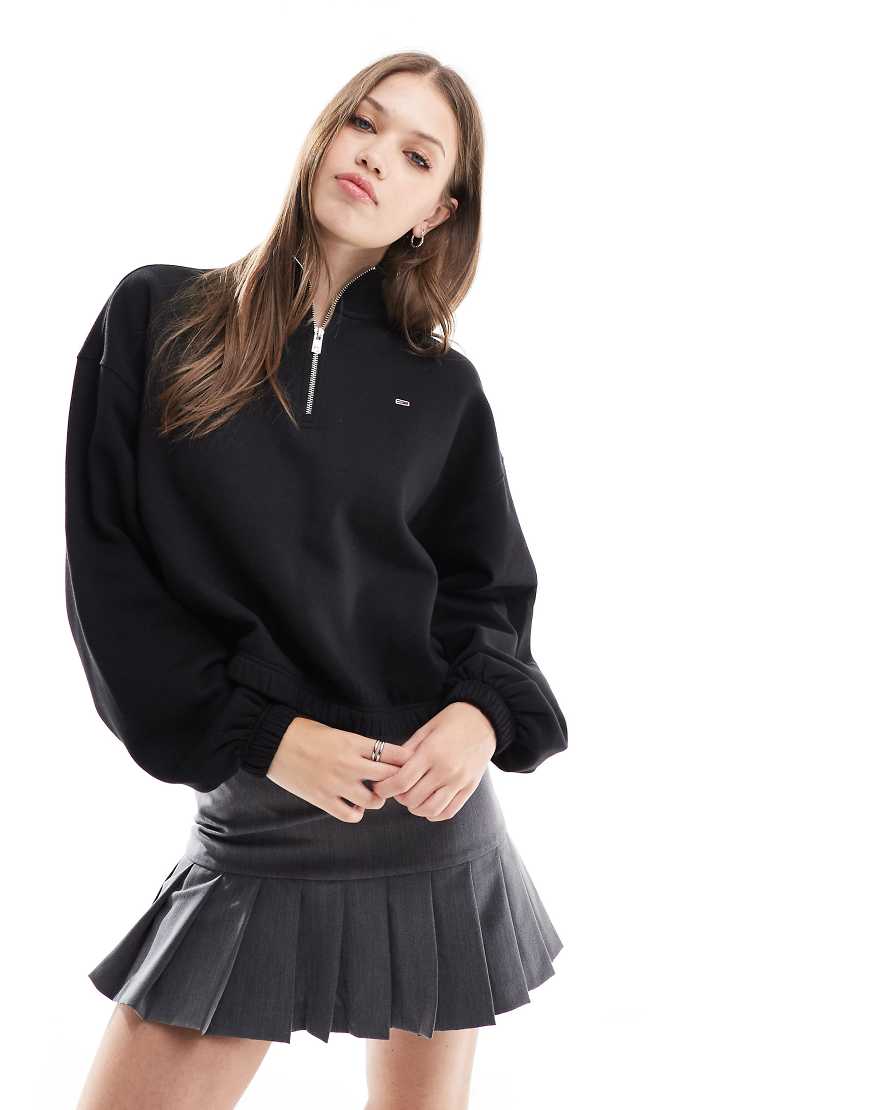 Tommy Jeans - Kastiges Sweatshirt in Schwarz mit halbem Reißverschluss Tommy Jeans - Kastiges Sweatshirt in Schwarz mit halbem Reißverschluss von Tommy Jeans
