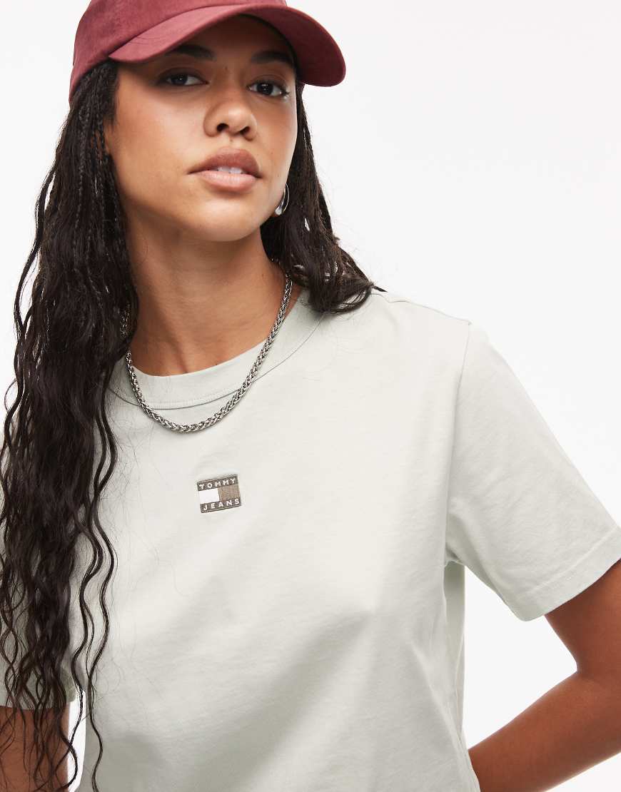 Tommy Jeans - Kastiges T-Shirt in Salbeigrün mit mittigem Logo-Aufnäher Tommy Jeans - Kastiges T-Shirt in Salbeigrün mit mittigem Logo-Aufnäher von Tommy Jeans