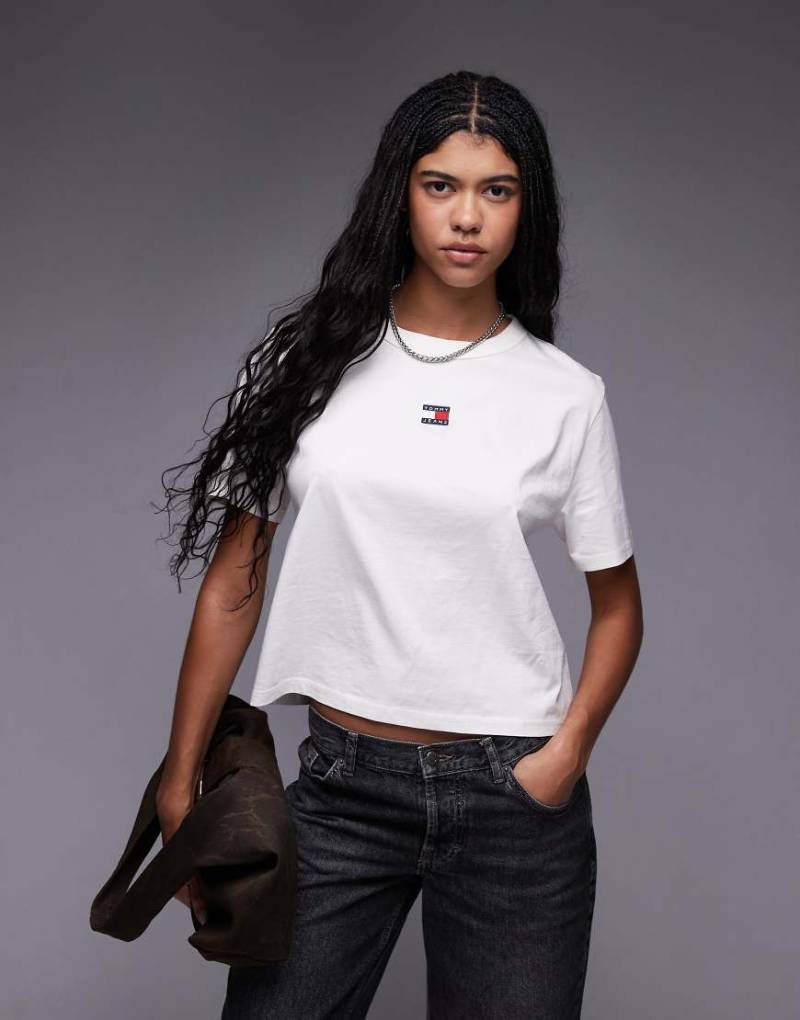 Tommy Jeans - Kastiges T-Shirt in Weiß mit mittigem Logo-Badge von Tommy Jeans