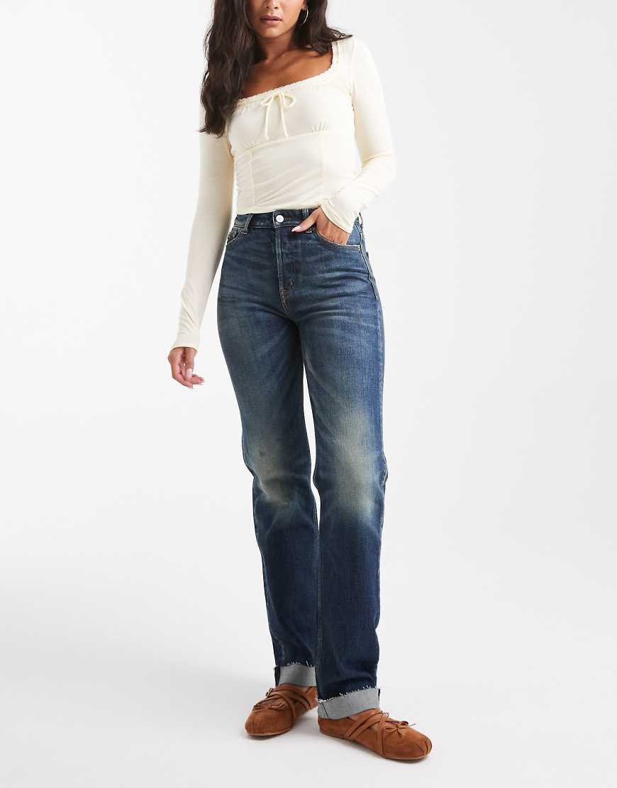 Tommy Jeans - Kira - Schmale Straight Jeans in dunkler Waschung mit mittelhohem Bund und Umschlag-Marineblau von Tommy Jeans