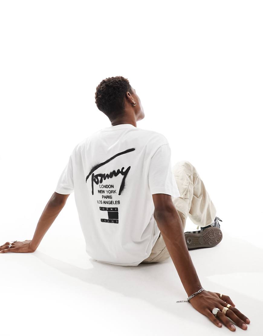Tommy Jeans - Klassisches T-Shirt in Weiß mit Signatur-Logo in Spray-Optik Tommy Jeans - Klassisches T-Shirt in Weiß mit Signatur-Logo in Spray-Optik von Tommy Jeans