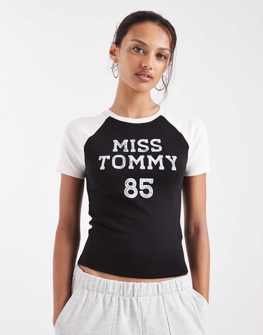 Tommy Jeans - Knapp geschnittenes, sportliches T-Shirt in Schwarz mit „Miss Tommy"-Print von Tommy Jeans