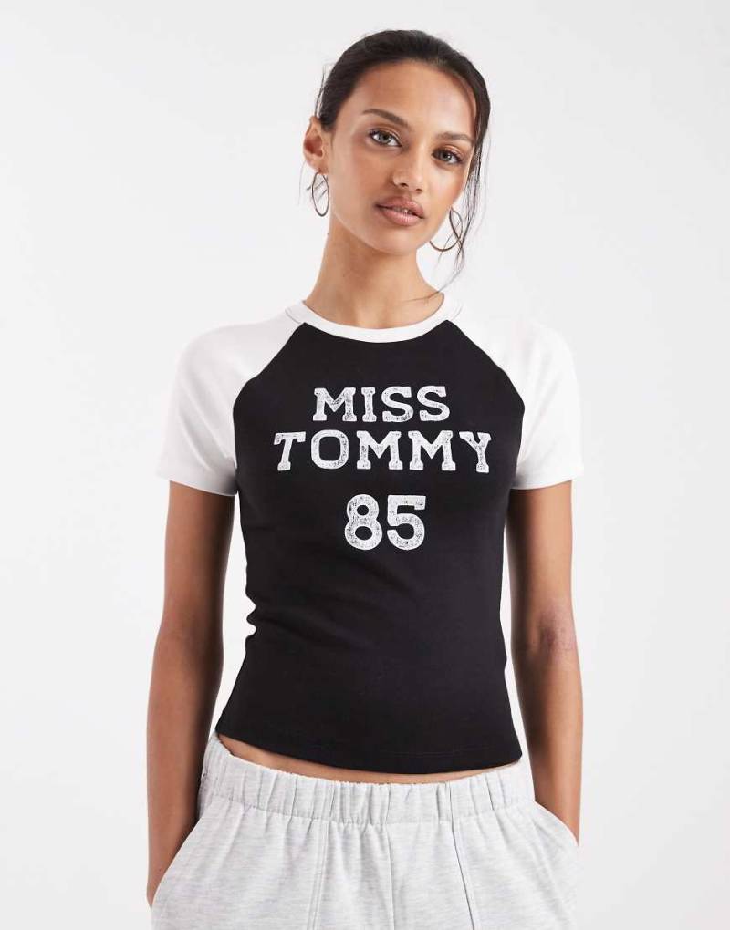 Tommy Jeans - Knapp geschnittenes, sportliches T-Shirt in Schwarz mit „Miss Tommy"-Print von Tommy Jeans