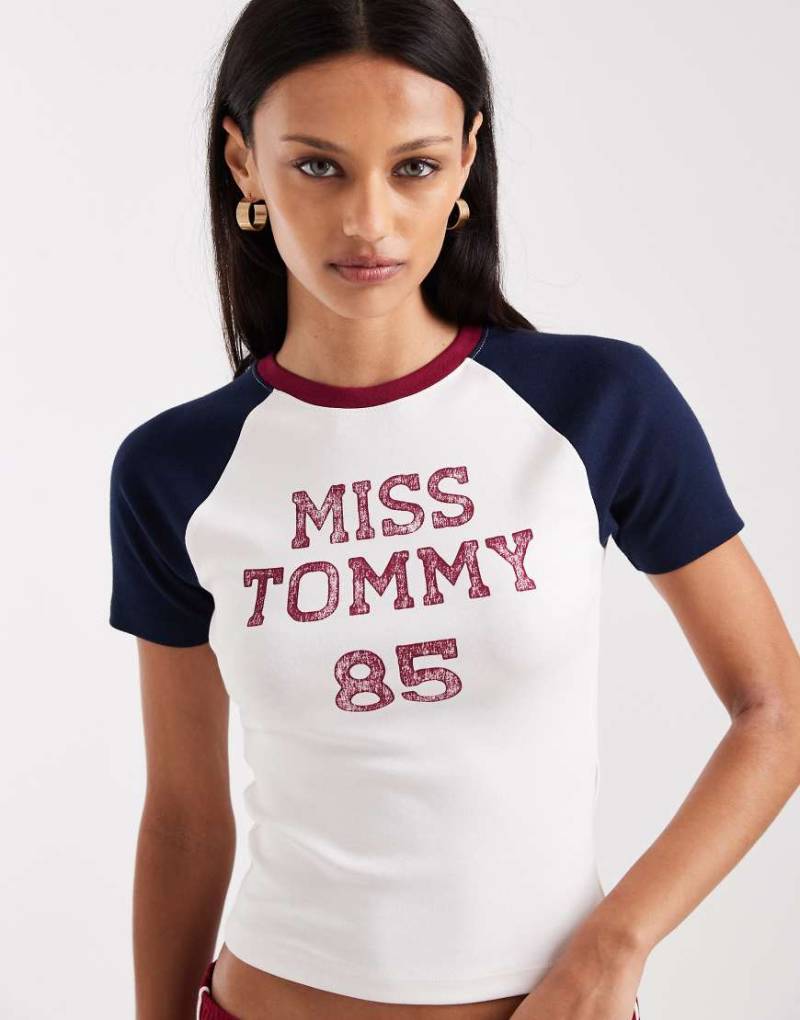 Tommy Jeans - Knapp geschnittenes, sportliches T-Shirt in Wollweiß mit „Miss Tommy"-Print von Tommy Jeans