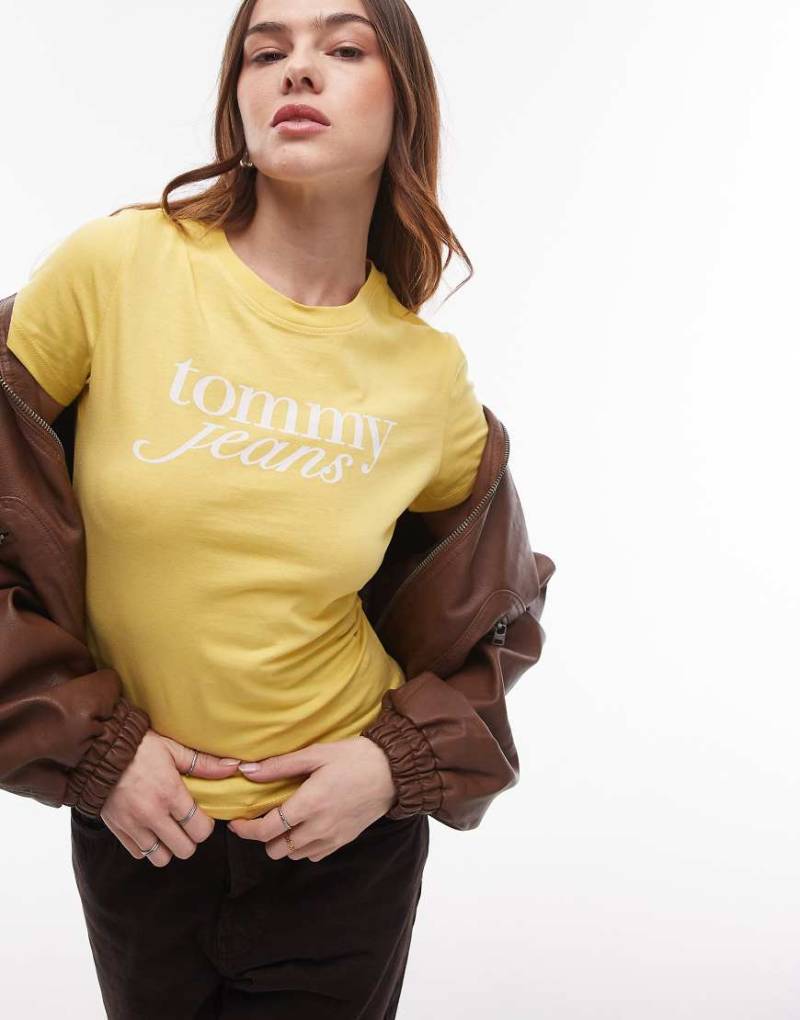 Tommy Jeans - Knapp geschnittenes T-Shirt in Gelb mit Retro-Schriftzug von Tommy Jeans