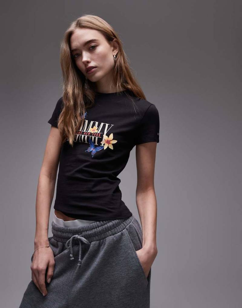 Tommy Jeans - Knapp geschnittenes T-Shirt in Schwarz mit Grafik von Tommy Jeans