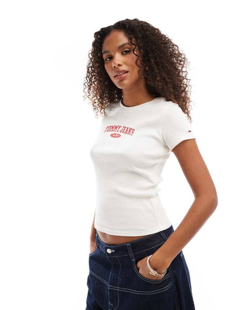 Tommy Jeans - Knapp geschnittenes T-Shirt in gebrochenem Weiß und Rot mit Retro-College-Logo von Tommy Jeans