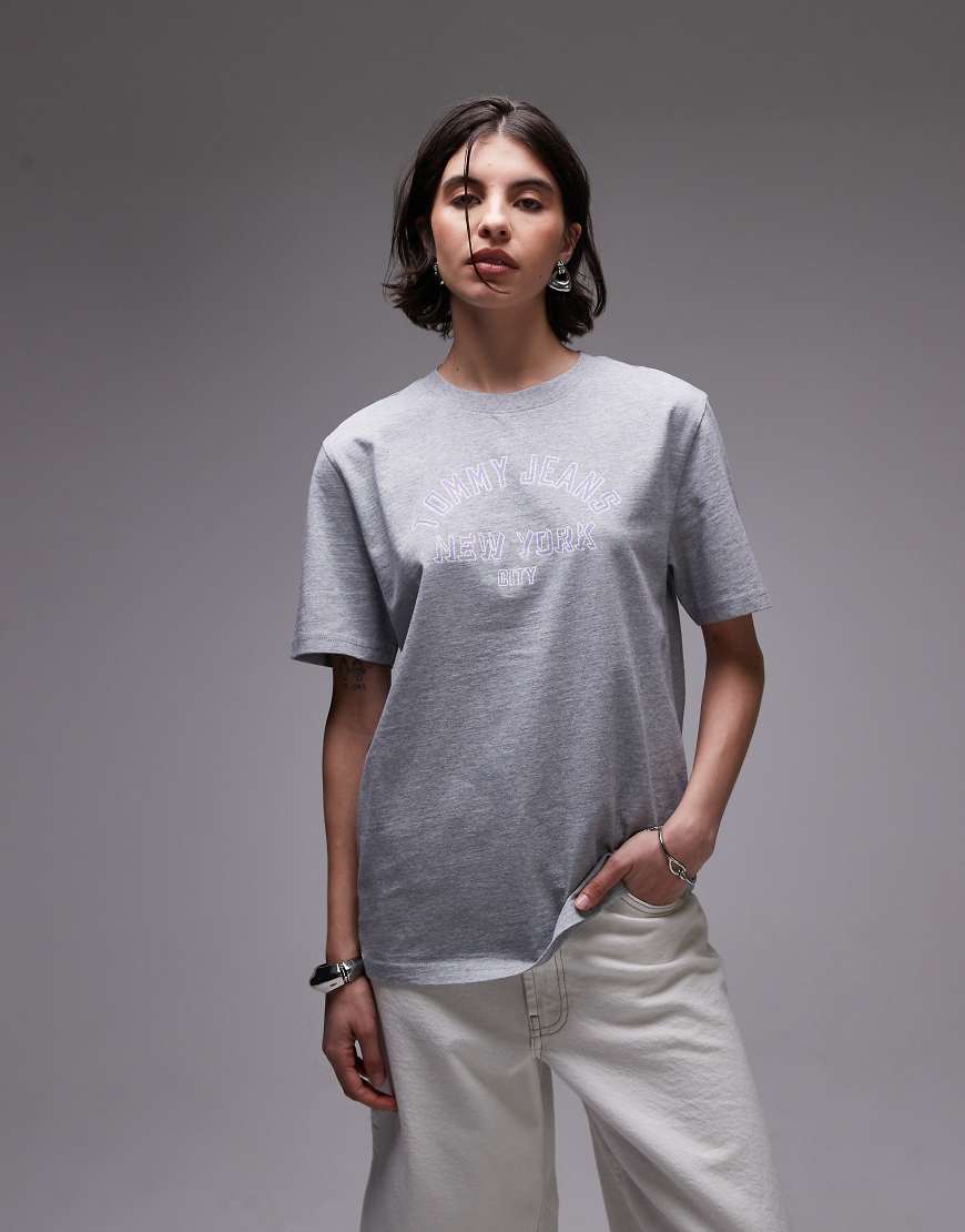 Tommy Jeans - Lässig geschnittenes T-Shirt in Grau mit College-Logo Tommy Jeans - Lässig geschnittenes T-Shirt in Grau mit College-Logo von Tommy Jeans
