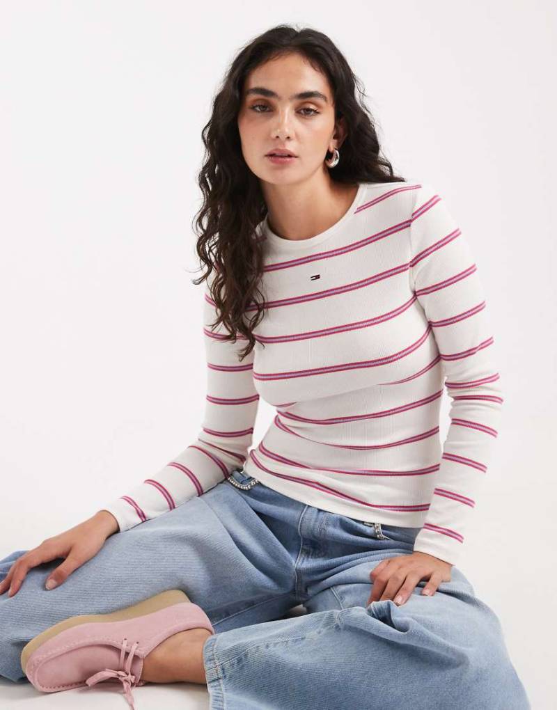 Tommy Jeans - Langärmliges, geripptes T-Shirt in leuchtendem Rosa mit Streifen und Aufnäher-Bunt von Tommy Jeans