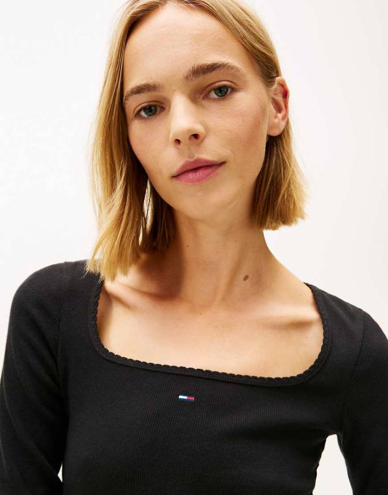 Tommy Jeans - Langärmliges Shirt in Schwarz mit eckigem Ausschnitt und schmalem Schnitt von Tommy Jeans