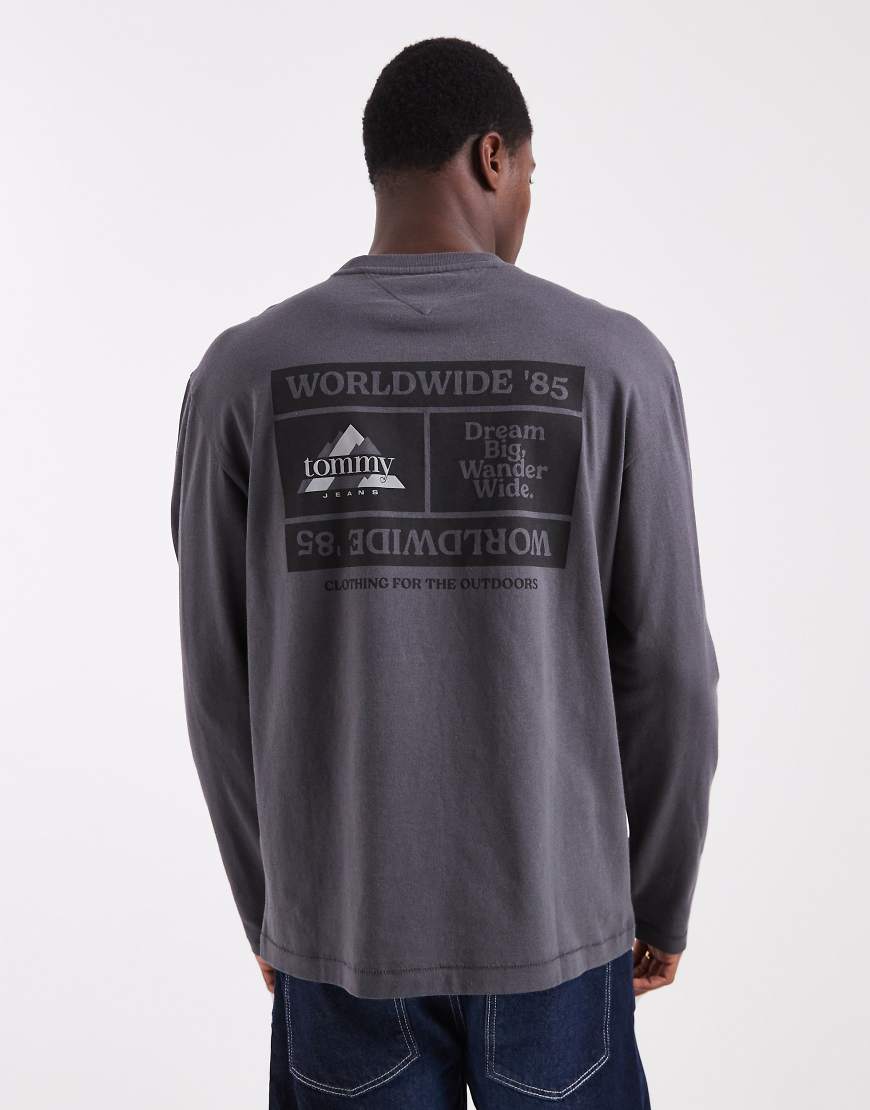 Tommy Jeans - Langärmliges Shirt in verwaschenem Schwarz mit gestapeltem Logo von Tommy Jeans