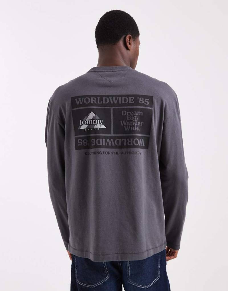 Tommy Jeans - Langärmliges Shirt in verwaschenem Schwarz mit gestapeltem Logo von Tommy Jeans